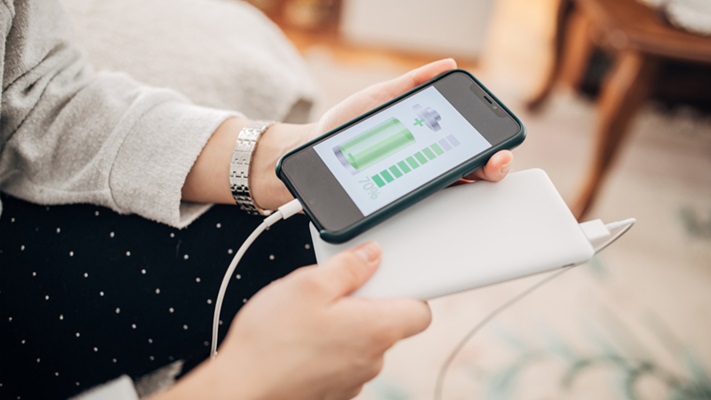 smartphone aan opladen met powerbank